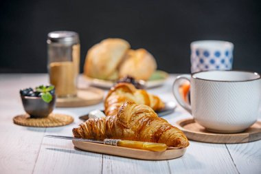 Kruvasan gibi tuhaf, tereyağlı ekmek gibi fırın ürünleri, reçel veya tereyağı ile eşlik etmek için ideal.