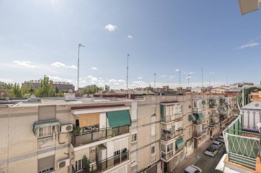 Mevcut bütçe cepheleri malzeme seçeneklerini sınırlandırır ve bitirir