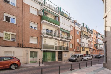 Yüksek ısıda sotelenmiş pilavdan ve yeşil soğan, Çin kökü gibi sebzelerle tavada çok hızlı bir şekilde sotelenmiş pirinçten oluşur., 