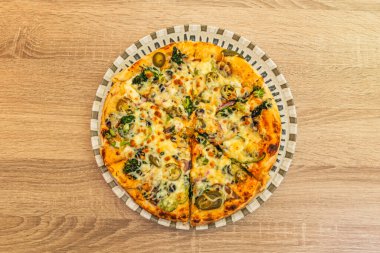 Vejetaryen Pizza: Mantar, biber, soğan ve zeytin gibi çeşitli taze sebzelerle yapıldı