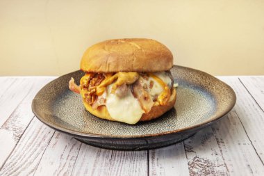 Biftek burgerler daha sulu bir burger elde etmek için biraz yağ (göğüs eti veya omuz gibi) ile karıştırılabilir.