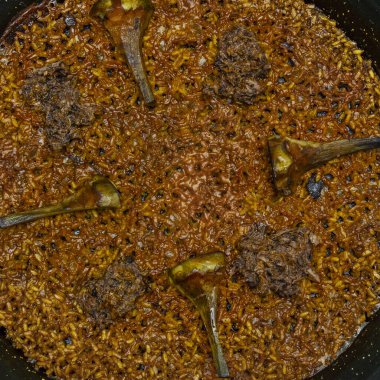 Pirinç: Bomba ya da redondo gibi iyi kalite pirinç seçin.