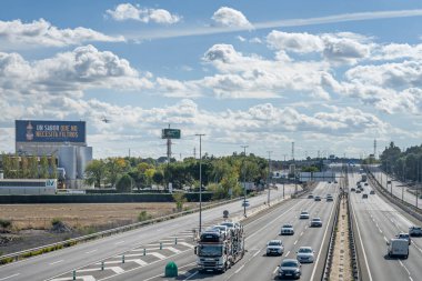  Taşıyıcıların fiziksel olarak ayrılması ve kısayolların yokluğu gibi