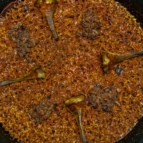 Pirinç: Bomba ya da redondo gibi iyi kalite pirinç seçin.