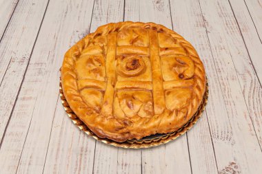 Sıcaklık onları dönüştürüyor, hamuru kahverengileştiriyor ve dolgunun malzemelerini eritiyor. Pişirme sırasında yaydıkları koku dayanılmaz.