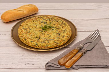 Patatesler, yumurtalara eklenmeden önce parçalara ayrılıp hafifçe kızartılır.