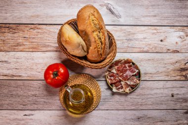  Tedavi süreci İber jambonu ile benzer olmasına rağmen, genellikle daha az yoğun bir tadı ve biraz daha farklı bir dokusu vardır.