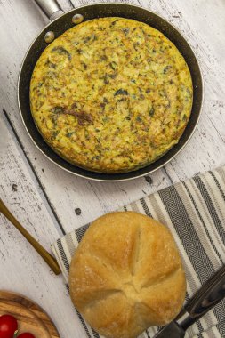 İspanyol omleti, aperatif, tapa, öğle yemeği veya akşam yemeği olarak sıcak veya soğuk servis edilebilen çok yönlü bir yemektir.