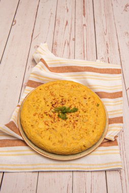 Ayrıca sucuk, jambon, kuşkonmaz veya peynir gibi diğer malzemeler de eklenebilir.