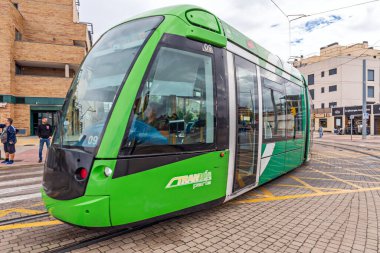 Rayları diğer araçlarla paylaşmayarak, tramvaylar daha yüksek hızlarda koşabilir