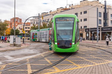 Tramvay rayları, arabalar ve bisikletler gibi diğer araçlarla yer paylaşıyor