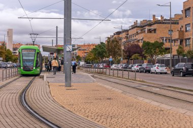 Tramvaylar çok sayıda yolcuyu küçük bir alana taşıyabilirler, bu da onları kamusal alanda çok verimli kılar.