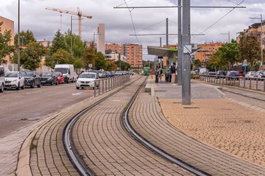 Kendi başlarına çalışan ya da yolları diğer araçlarla paylaşan bu elektrikli araçlar, özel arabaya daha sürdürülebilir ve verimli bir alternatif sunuyor.