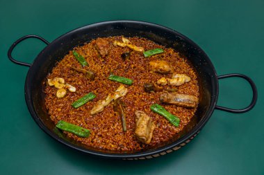 Paella, şüphesiz, İspanya 'nın en ünlü pirinç yemeğidir.