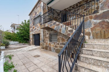 Taş mükemmel bir doğal yalıtkandır. Evde hoş bir sıcaklık sağlar ve dış gürültüyü azaltır.