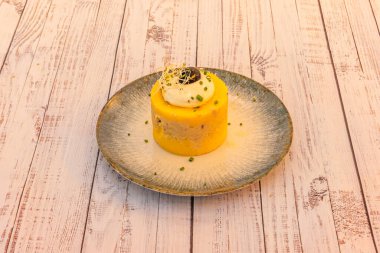 Taban, üzerine ton balığı, tavuk ya da avokado gibi dolguların konduğu sarı patates püresi.