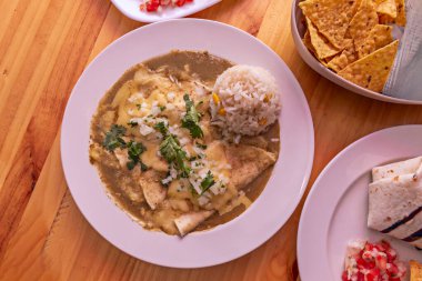 Meksika mutfağı, İspanyol mutfağıyla İspanyol mutfağından türeyen ülkenin farklı bölgelerinin katkılarıyla zenginleşmiştir.