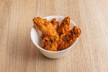 Kendini sadece bir sos katmanıyla sınırlama. Daha yoğun bir lezzet için yemek pişirirken birkaç kez yağla.