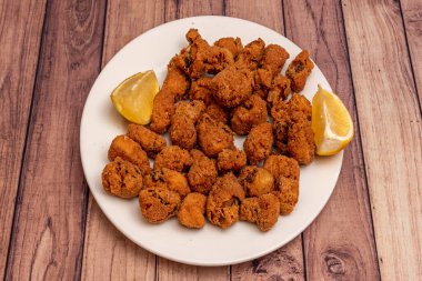 Limon dilimli bir tabak balık.