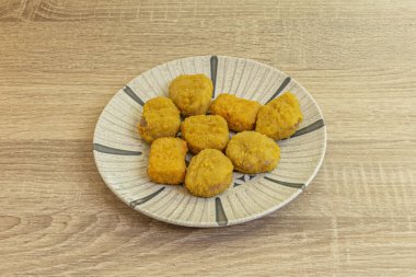 Bir tavuk nugget çok fazla tüketmek tavsiye edilmez çünkü onlar sık sık yeniden ısıtılır. Tercih ettiğiniz soslarla servis edilebilirler.