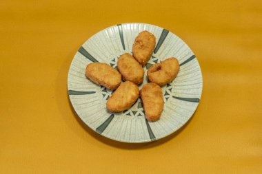 Tavuk budu ya da tavuk budu kısmen tavuk etinden yapılan, çoğunlukla doğranmış, hamurlu ya da ekmek kırıntılarıyla kaplanmış bir yemektir.