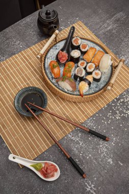 Suşi tarihi ya da en azından kökenleri Çin 'deki 4. yüzyıla dayanıyor gibi görünüyor..