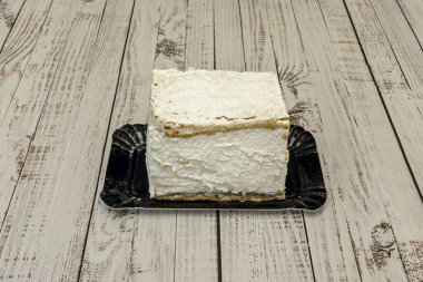 Mille-feuille Fransız pastasına atfedilen geleneksel bir tatlıdır. İspanya 'da, krema ya da krema içeren dikdörtgen bir pasta iki katmanlı puf şekeri serpiştirilmiş.