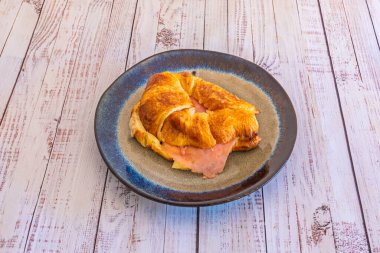 Jambon ve erimiş peynirle dolu kruvasan usulü puf böreği.