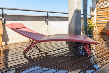 Bazı plajlarda ve otellerde güneş panelleri kullanıcılara, bazen de gün boyunca kullanılabilmeleri için kiralık olarak sunulmaktadır.