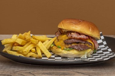 Kıyma tarifi, eti çiğ ve baharatlı yiyen Rus kökenli Tatarlar (biftek tartar) aracılığıyla Almanya 'ya geldi.