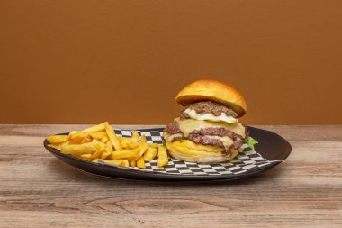 Hamburgerler büyük fast food zincirlerinin sağladığı imajı benimsedi.