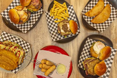 Hamburger, çeşitli özelliklerinin yavaş yavaş eklendiği kıymadan yapılmış bir sandviç olarak tanımlanabilir.