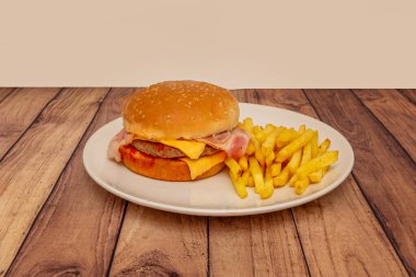 İspanyolca konuşan dünyanın dışında, hamburgerin kısaltılmışı olan Amerikan isim burgerini bulmak daha yaygındır.