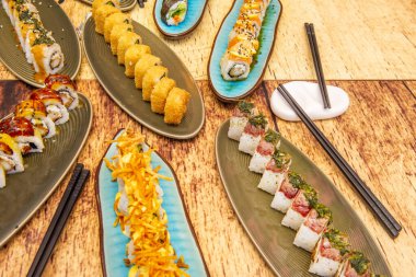 Japon şefler tarafından yaratıldı. Suşi 'yi Amerikan lokantalarının zevkine uydurmaya çalışıyorlar.