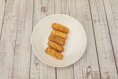 Hamur buğday unu, su, tuz ve bazen biraz tereyağı ya da yağ ile yapılır.