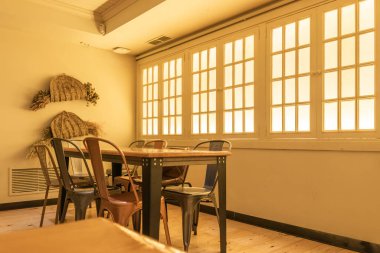 Masa ve sandalyeler rahat olmalı ve tüm restoranların kolayca oturmasına izin vermelisiniz.