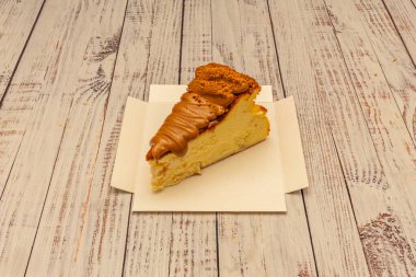 Cheesecake, ricotta (süzme peynir), kuark peyniri, şeker ve bazen diğer malzemelerden yapılan 20. yüzyıldan beri çok popüler bir tatlıdır.