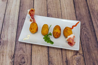 Zamanla bu yemek İspanya 'da popüler oldu ve yerel malzemelere ve tatlara adapte oldu..