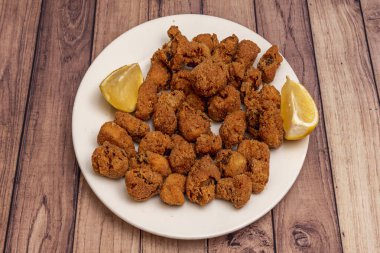 Limon dilimli bir tabak balık.