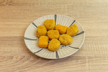 Bir tavuk nugget çok fazla tüketmek tavsiye edilmez çünkü onlar sık sık yeniden ısıtılır. Tercih ettiğiniz soslarla servis edilebilirler.