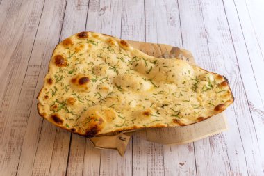 Naan, buğday unundan yapılmış ve genellikle maya ile yapılır. Orta Asya ve Güney Asya 'nın çeşitli bölgelerinde yaygın olarak tüketilir.