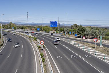 Genellikle trafiğin her iki tarafında birden fazla şeritleri vardır, bu da daha fazla araç akışına olanak sağlar..
