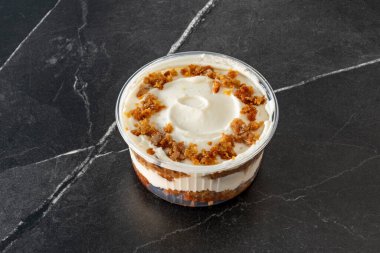 Pastalar genellikle tatlı, tereyağı kreması veya krema ile süslenmiş özenle hazırlanmış tatlılardır ve çeşitli katmanlarda sünger keki ve dolgu malzemesi bulunabilir.