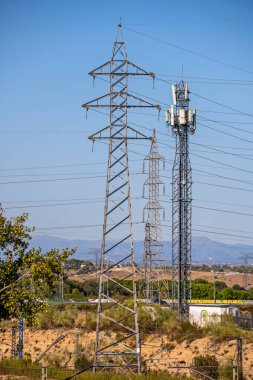 Bu kablolar büyük miktarda enerjiyi yüksek voltajlarda, elektrik santrallerinden tüketicilere en yakın dağıtım merkezlerine taşıyor.