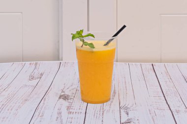 Meyve suyu, meyve sıkma ve / veya sebze suyu ile elde edilir.