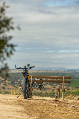 Yüksek kaliteli süspansiyonları, sağlam lastikleri, hidrolik frenleri ve talep edilen arazide kullanılmaya dayanacak şekilde tasarlanmış şanzımanları var.
