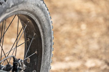Dağ bisikletleri pedal çevirmeye yardımcı olan elektrikli bir motorla donatılmıştır.