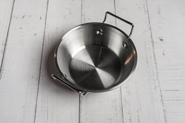 Paslanmaz çelik tencere ve tavalar. Bunlar lekelere, kokulara ve aşınmaya dayanıklı çok yönlü ve dayanıklı damarlardır.