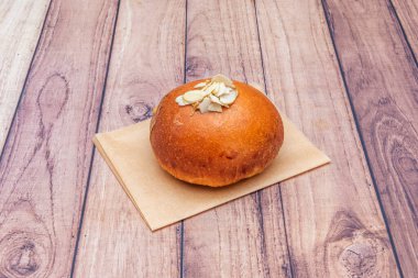 Lezzetli, beyaz çikolatalı çörekler. Taze pişmiş.