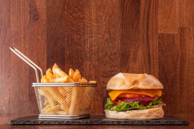 Tavuğun tadı daha hafif ve daha narindir. Bu da daha çeşitli malzeme ve soslarla karıştırılmasına olanak sağlar.